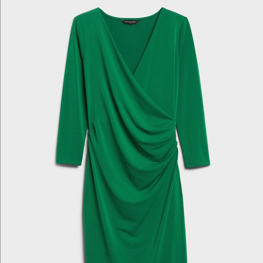 Green Banana Republic wrap dress. Fits true to size. Never worn